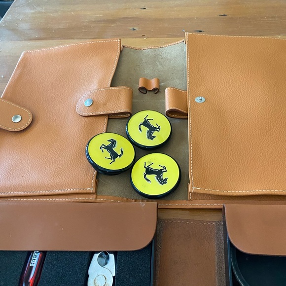 Ferrari 350 Modena authentic tool kit plus 3 center caps brass wrench - Picture 4 of 6